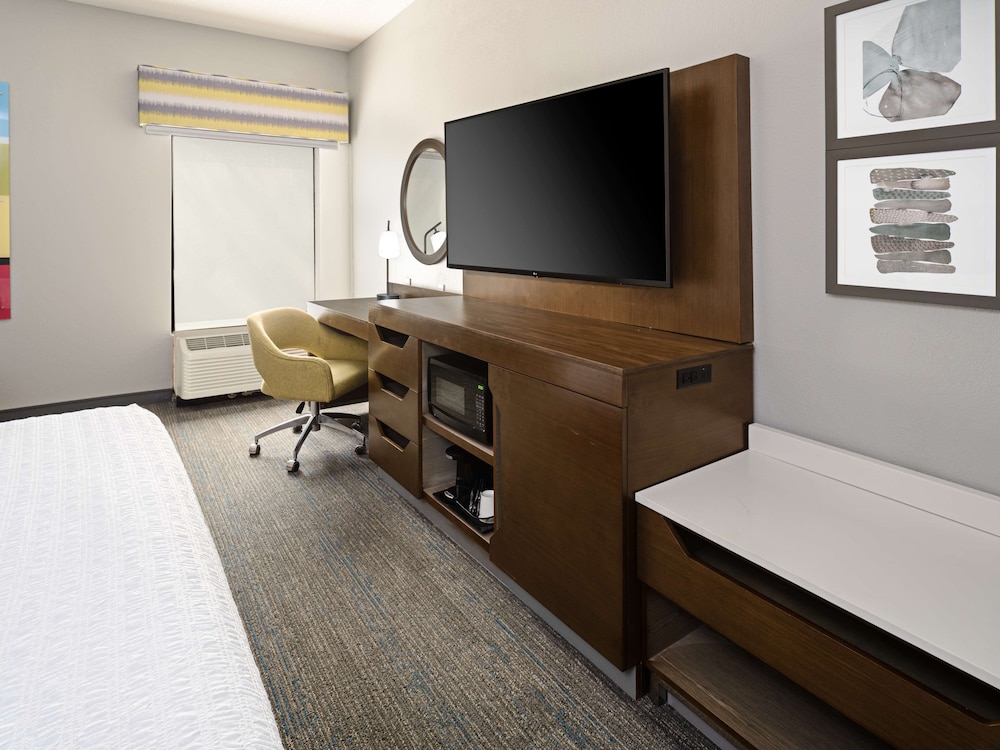 One King Bed, Non-Smoking, Accessible - Photo 4