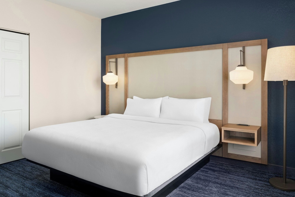 Room, 1 King Bed (Mobility/Hearing Accessible, Tub) - Photo 1
