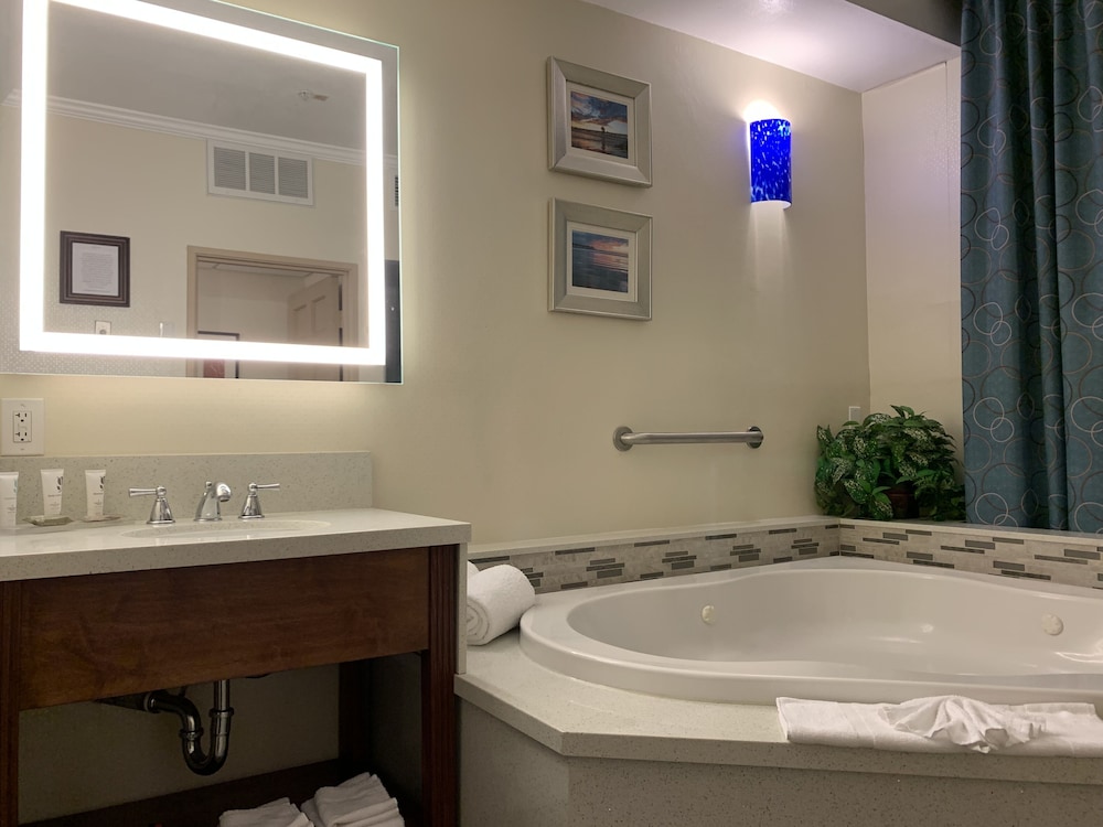Suite, 1 King Bed, Non Smoking, Jetted Tub - Photo 6