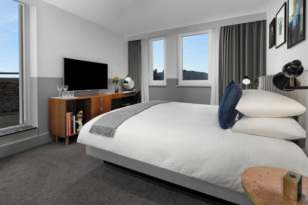 Room, 1 King Bed, Balcony (Essential)