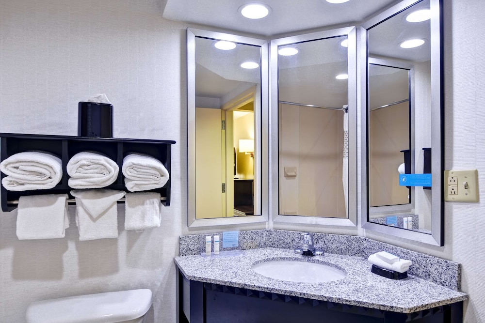 Room, 1 Queen Bed, Accessible, Non Smoking (Roll-in Shower)