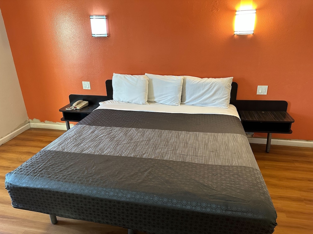 Basic Room, 1 King Bed, Accessible - Photo 3