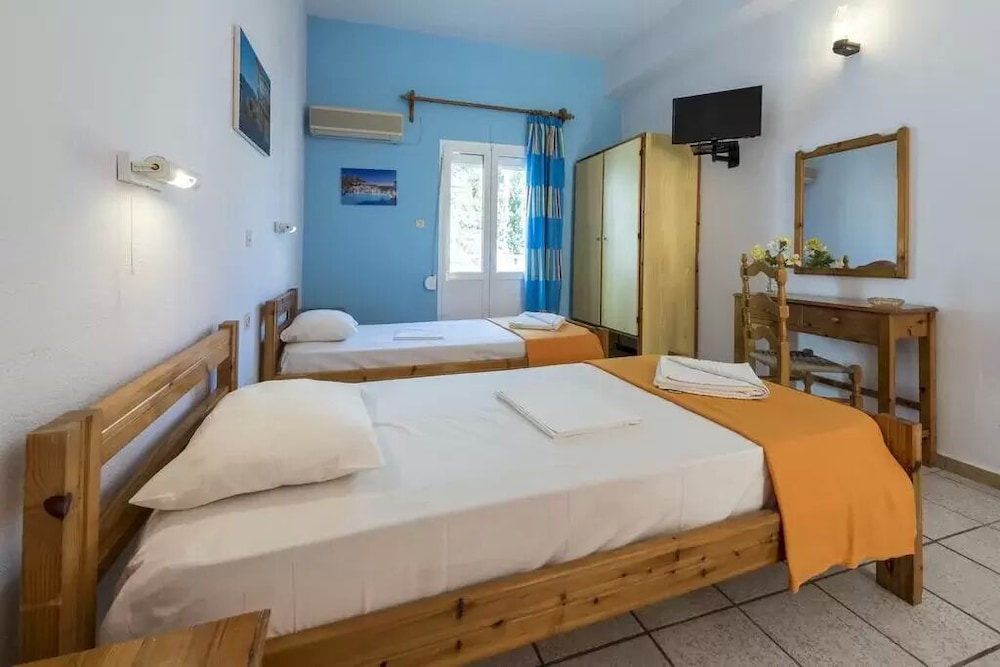 Studio (Budget, 2-3 adults)