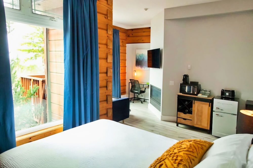 Superior Studio, 1 Queen Bed, Fireplace, Lake View