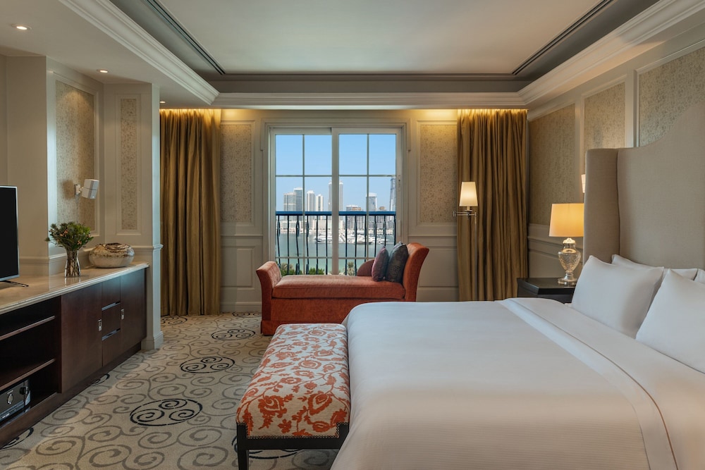 Luxury Suite, 1 King, Sea View, Breakfast, Dubai Airport Transfers, Club Lounge access, Happy Hour photo 1