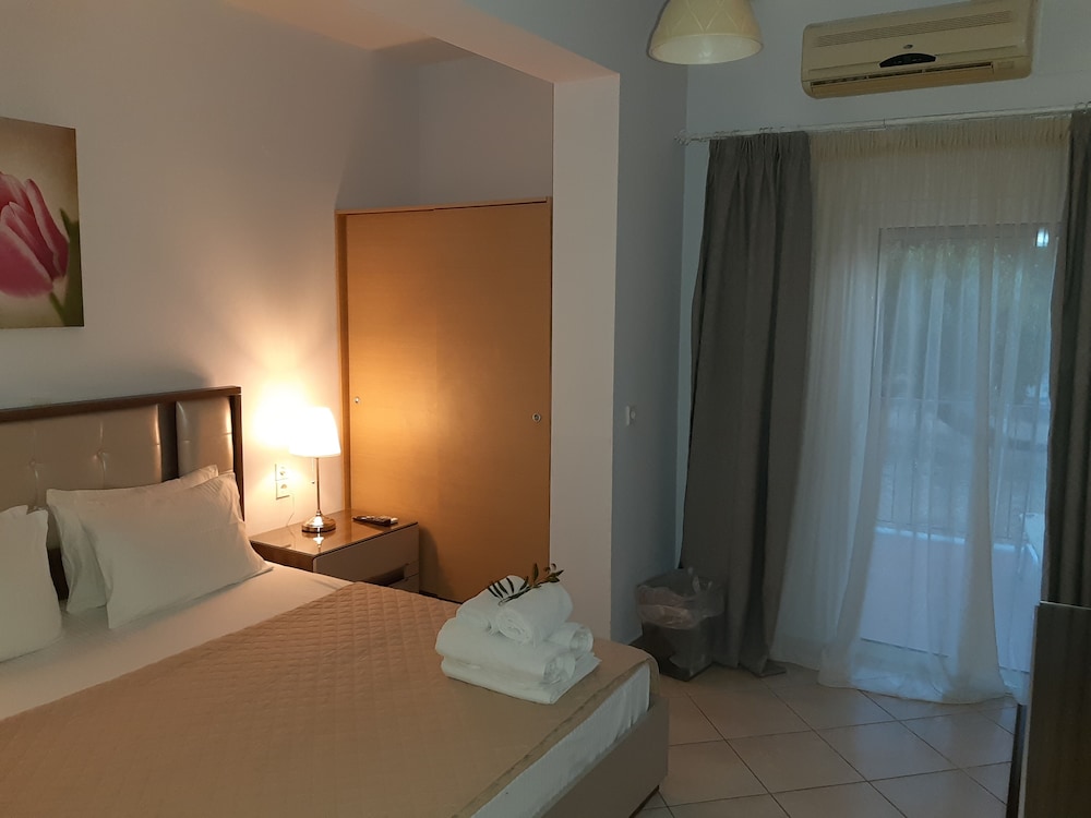 Basic Triple Room, 1 Queen Bed with Sofa bed photo 3