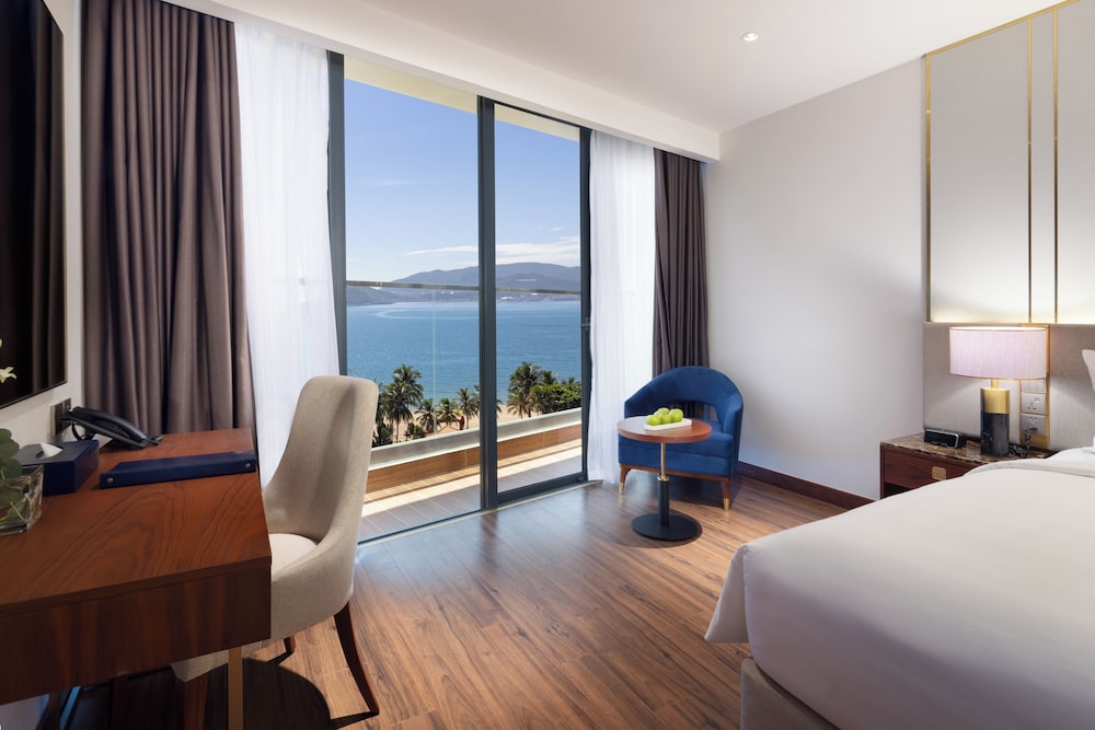 Deluxe Room, 1 King Bed, Balcony, Sea View photo 1