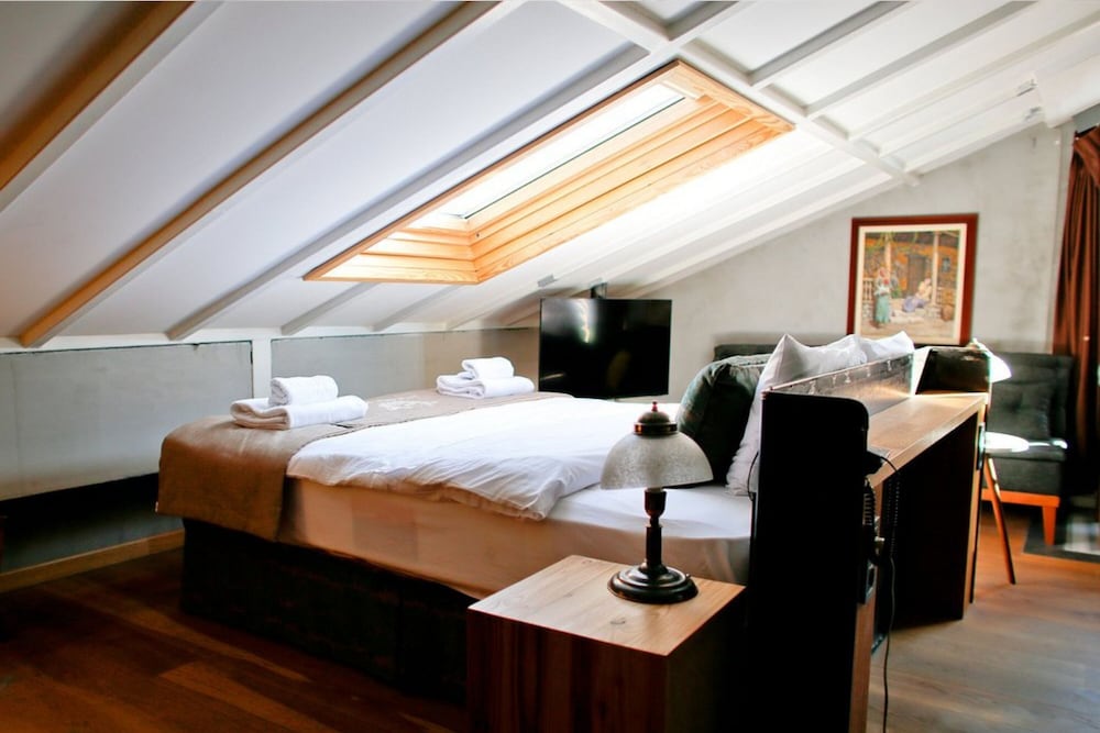 Attic Room photo 1