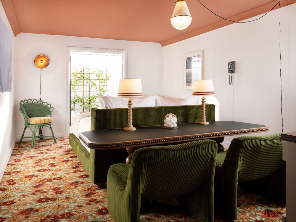 Deluxe Room, 1 Queen Bed, Balcony, Courtyard Area (Deluxe Queen with Balcony)