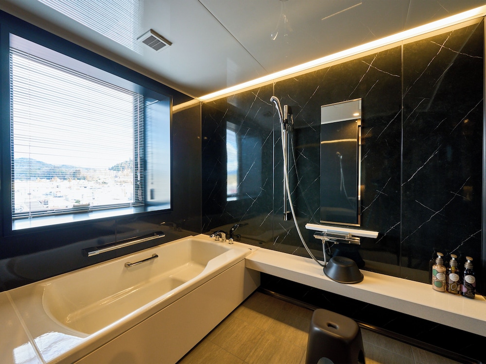 Premier Suite thumbnail 6