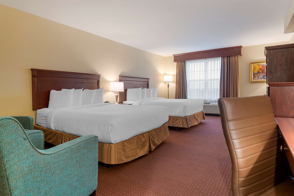 Suite, 2 Queen Beds, Non Smoking, Refrigerator & Microwave (Larger Room) - Photo 1