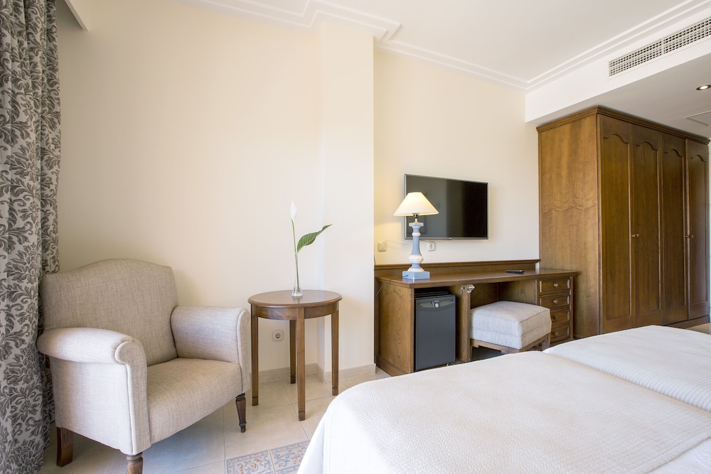 Triple Room (2 Adults + 1 Child) photo 2