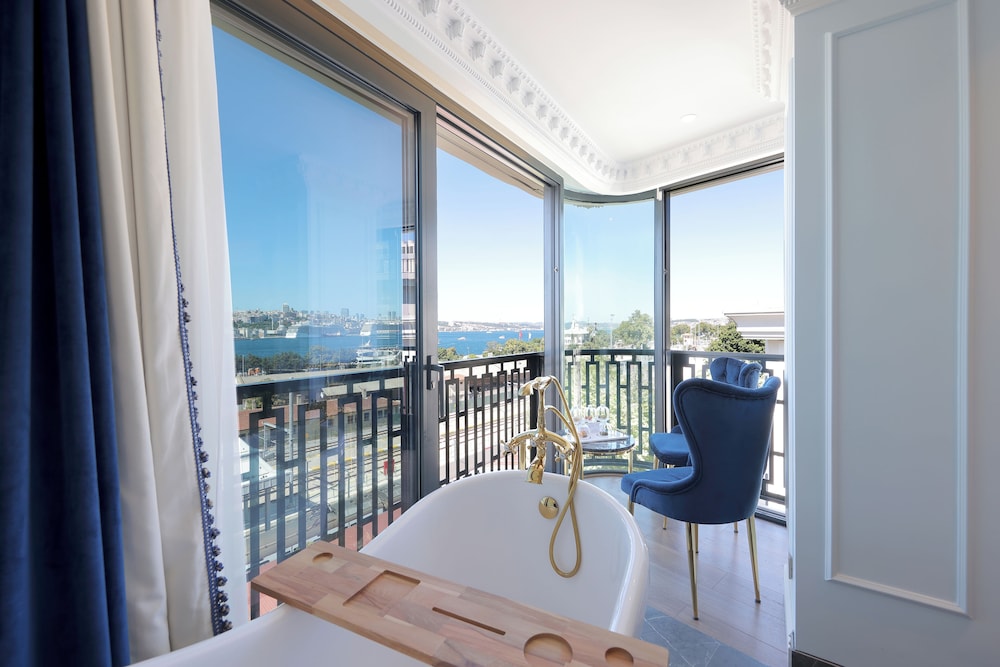 Presidential Room, Bathtub, Sea View photo 1