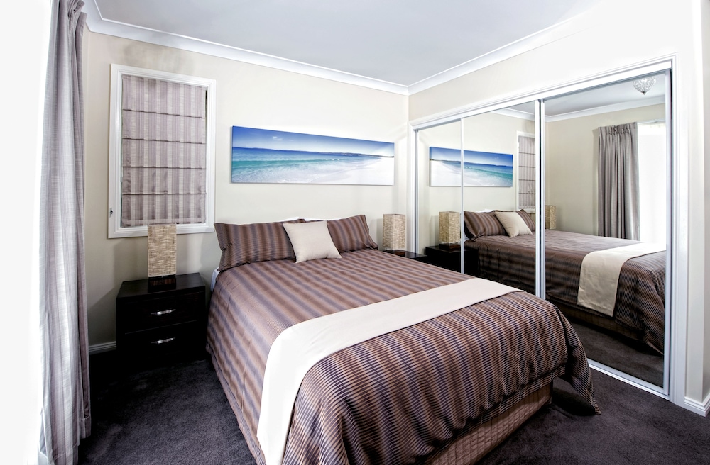 Luxury Three Bedroom Town House photo 3