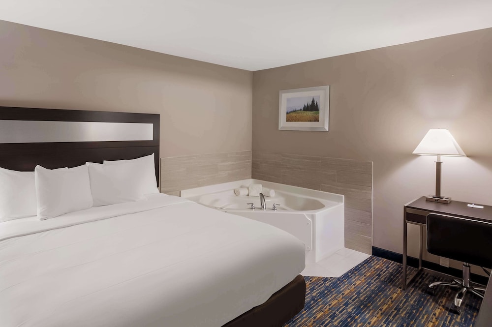 Suite, 1 King Bed, Non Smoking, Jetted Tub - Photo 3