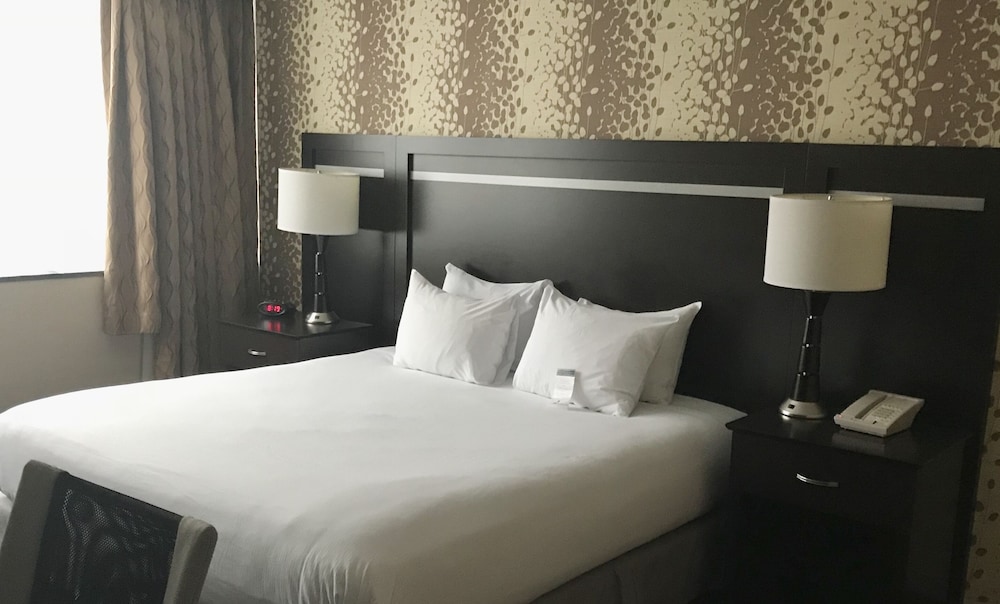 Suite, 1 King Bed, Accessible - Photo 6