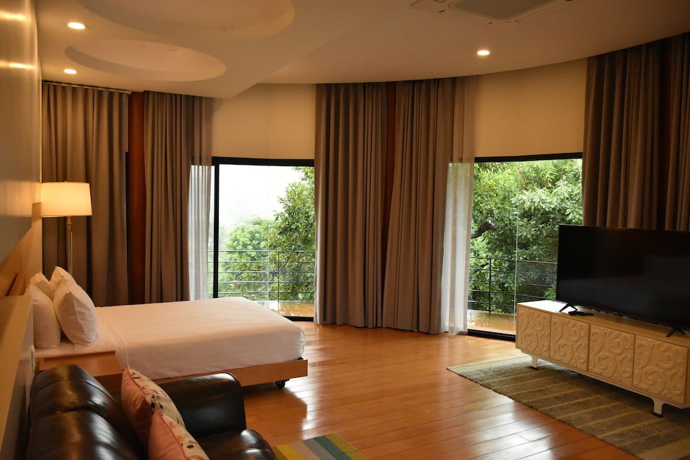 8 Bedrooms Pool Villa