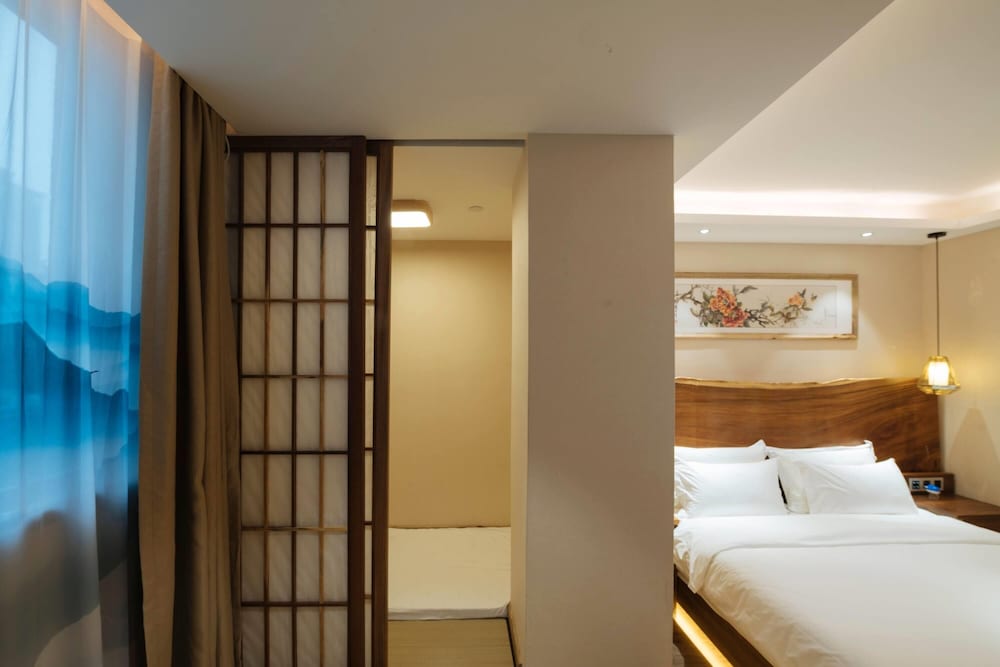 Deluxe Double or Twin Room, Balcony photo 2