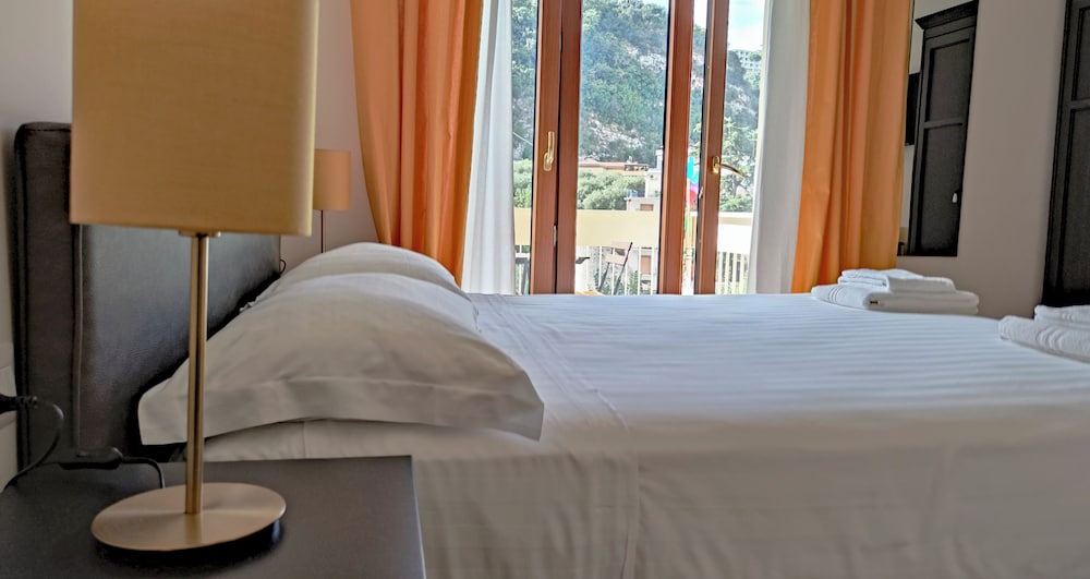 Classic Double Room, Garden View