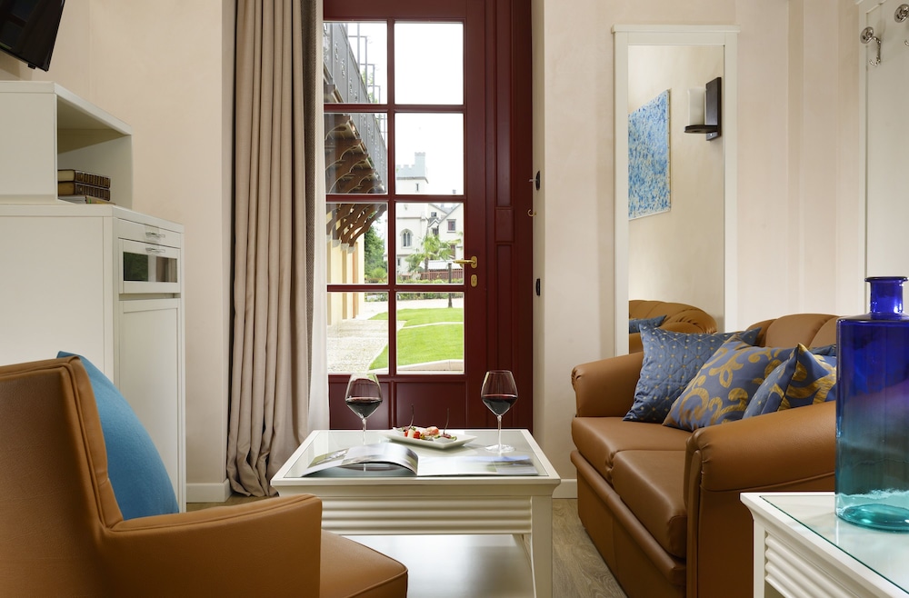 Suite - Photo 8