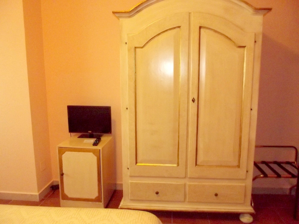 Triple Room, Multiple Beds photo 3