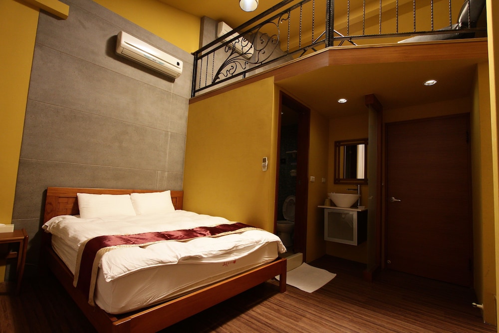 Quadruple Room, City View photo 1