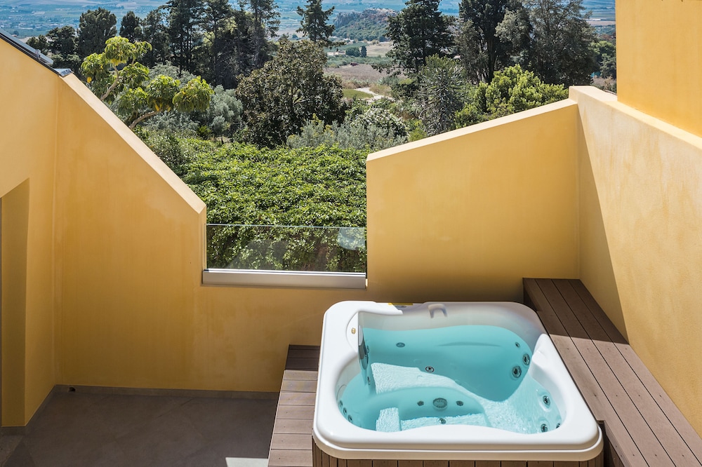 Deluxe Suite, Jetted Tub, Garden View photo 3