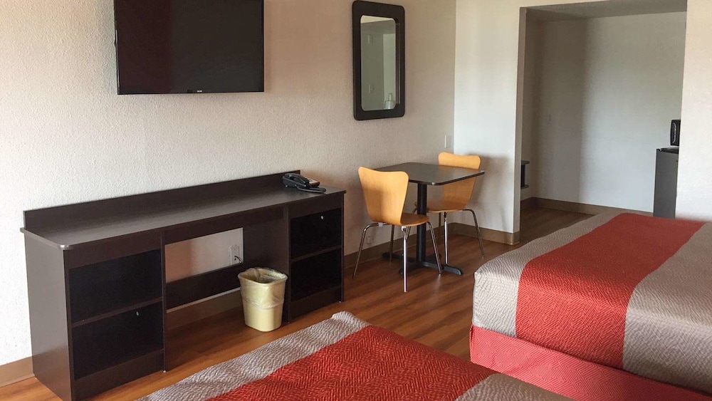 Deluxe Room, 1 King Bed, Accessible, Smoking - Photo 3