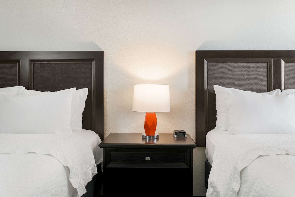 Room, Multiple Beds, Non Smoking (Limited View) photo 3