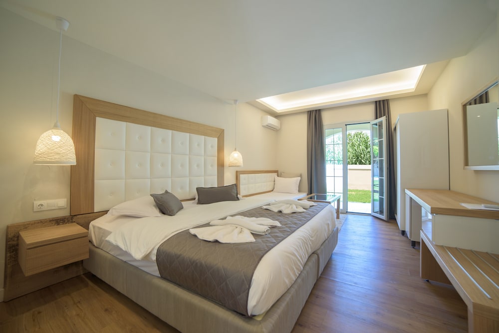 Deluxe Swim-Up Room - Photo 7