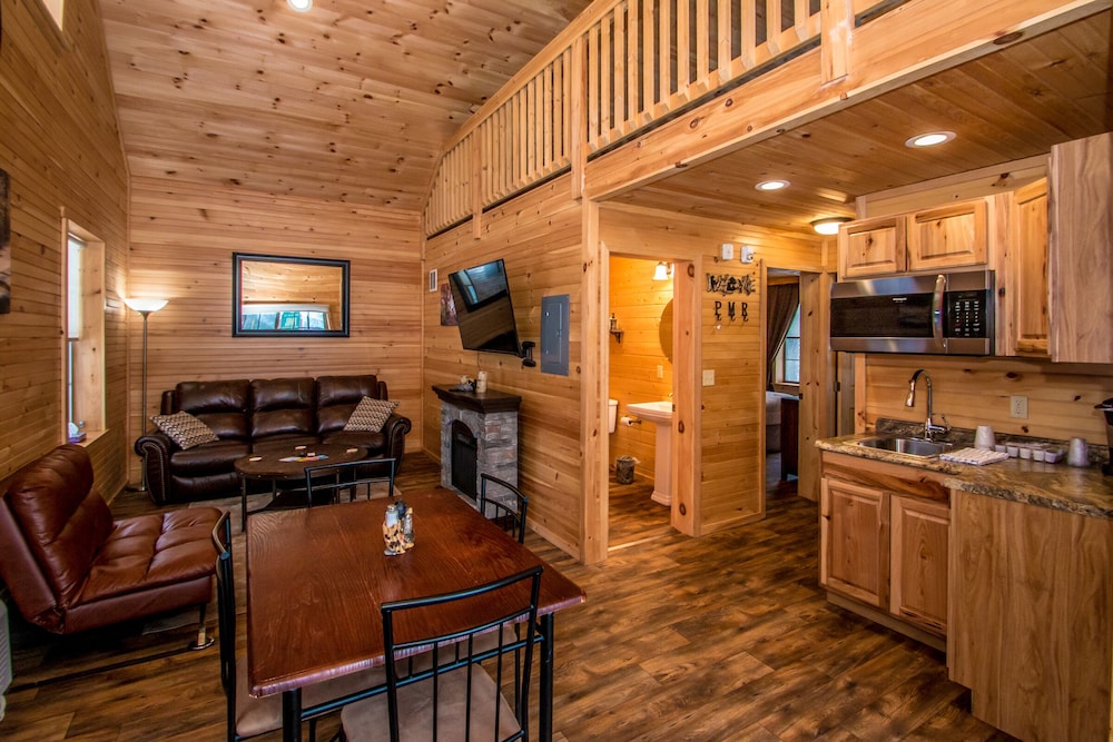 Rosewood Villa #19, Quiet & Serene 2-Bedroom Log Cabin Retreat with Lake View photo 2