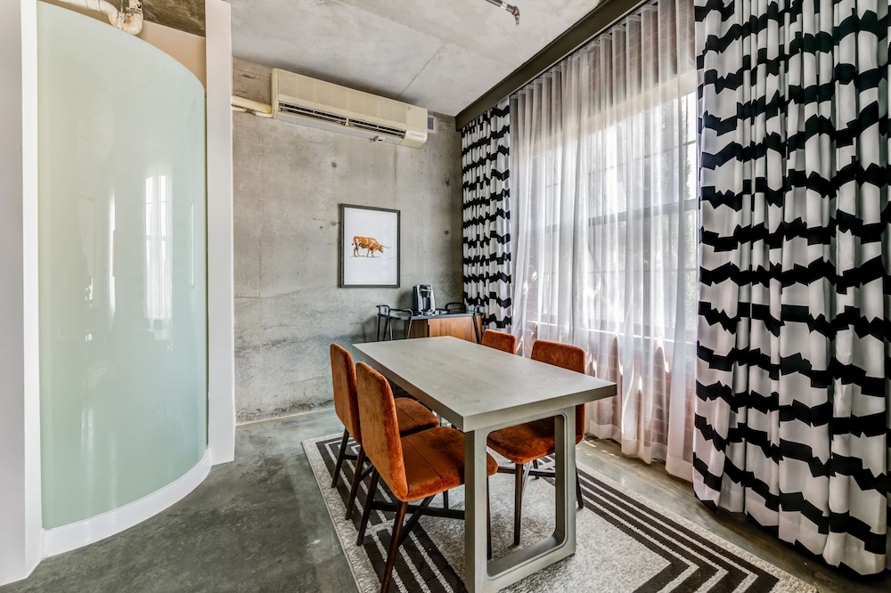 Suite, 1 Bedroom - Photo 1