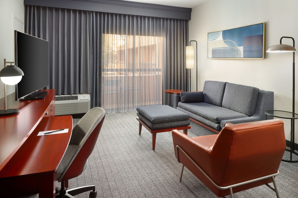 Suite, 1 Bedroom - Photo 1