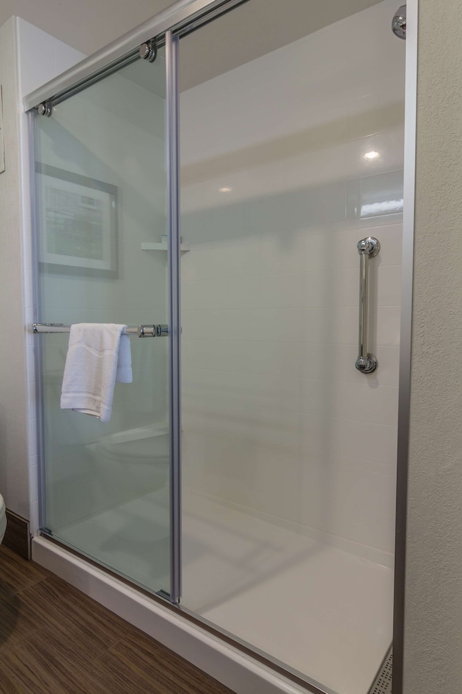 Room, 1 King Bed, Refrigerator - Photo 3