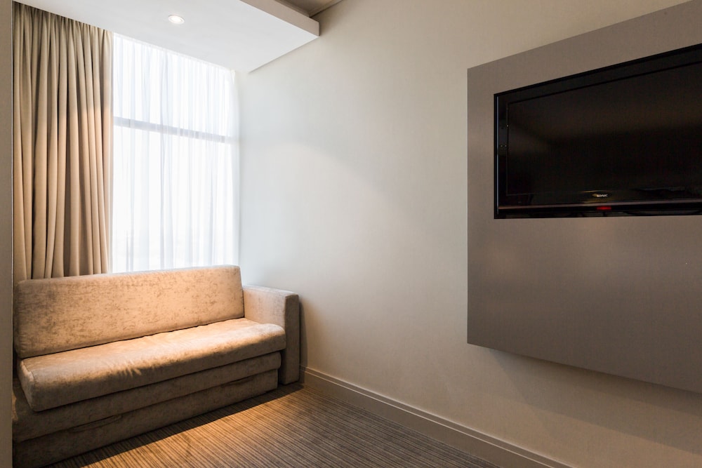 Standard Room, 1 Queen Bed, Accessible - Photo 8
