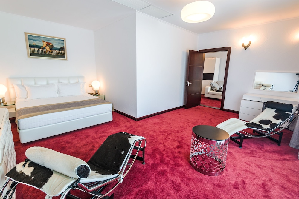 Deluxe Apartment
