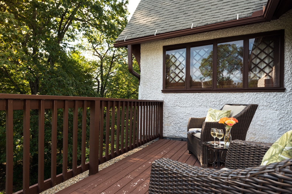 Premium Suite, 1 Queen Bed, Balcony, Garden View photo 2