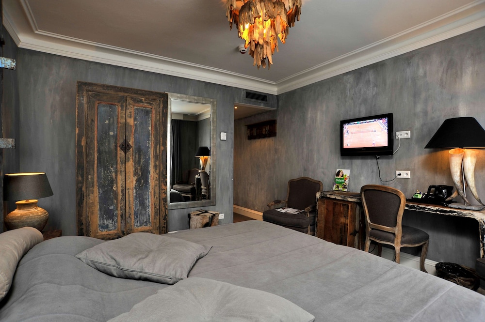 Superior Room, 2 Twin Beds, Bathtub - Photo 6