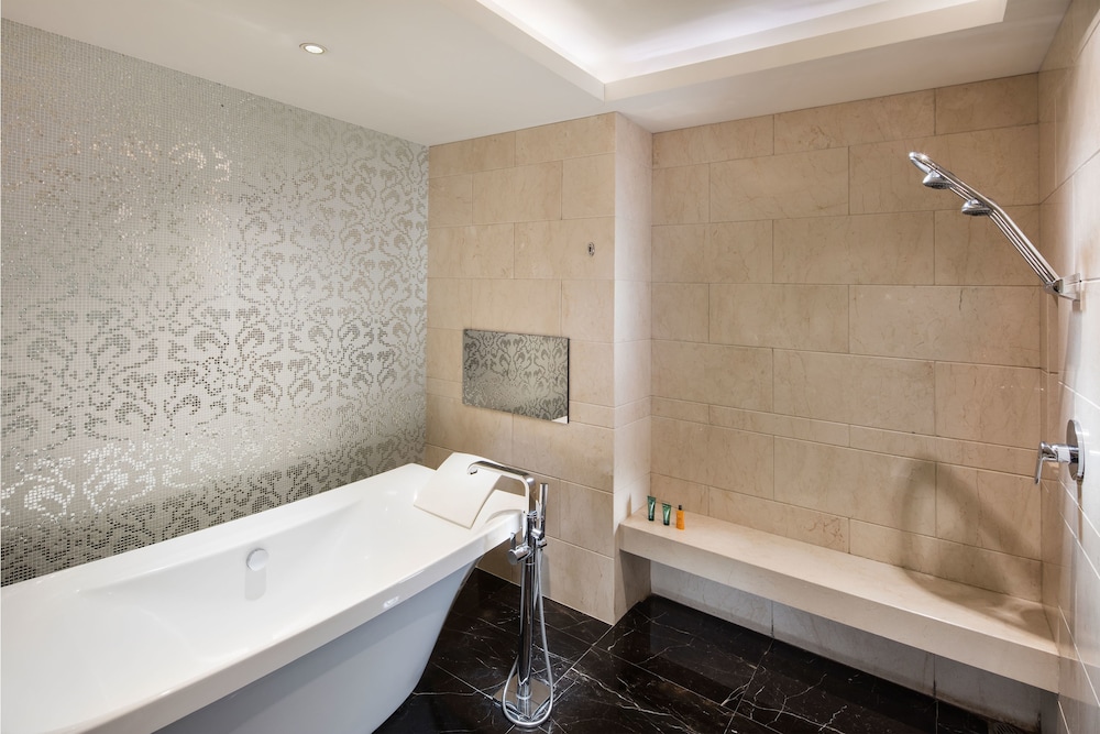 KING EXECUTIVE SUITE WITH LOUNGE ACCESS photo 2