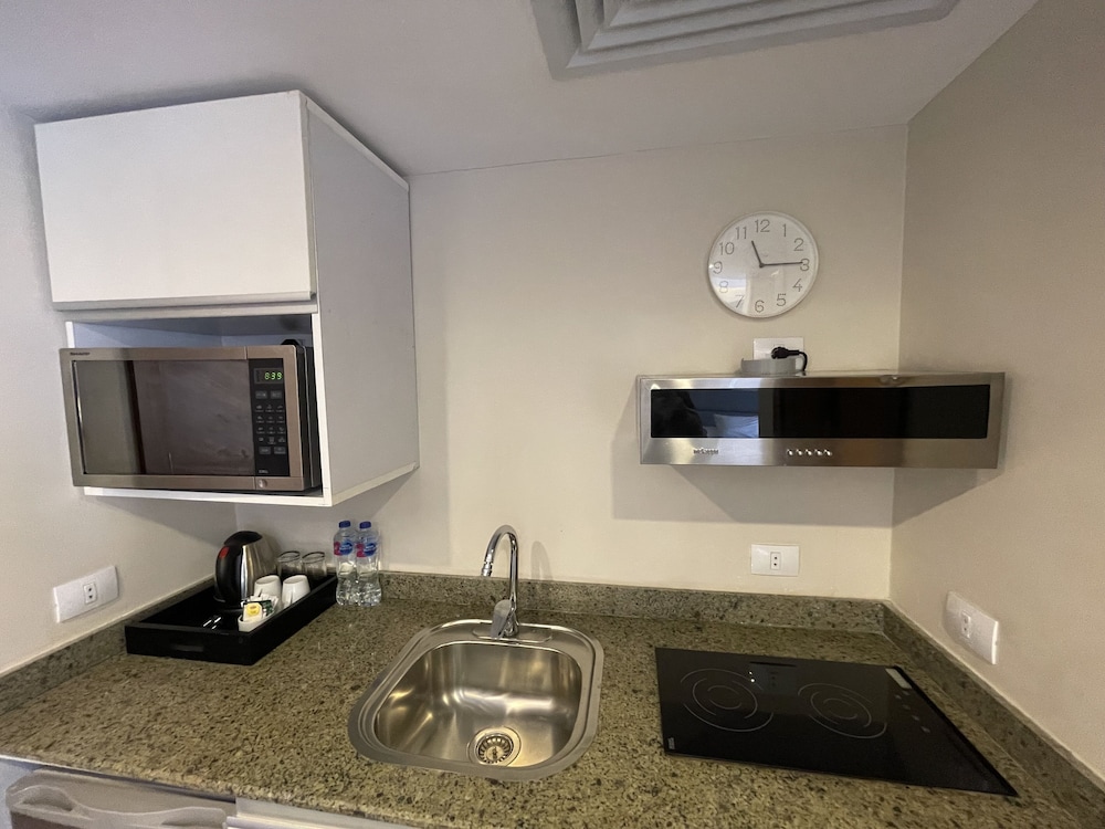 Deluxe Studio King Apartment thumbnail 6
