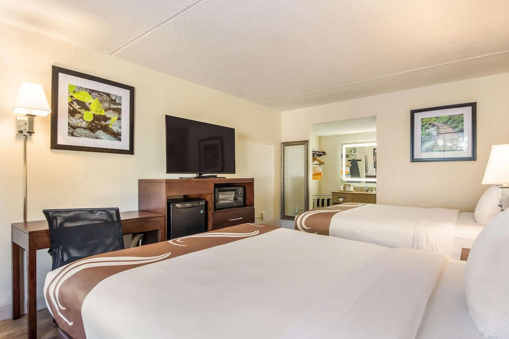 Room, 2 Queen Beds, Non Smoking (Upgrade) - Photo 2
