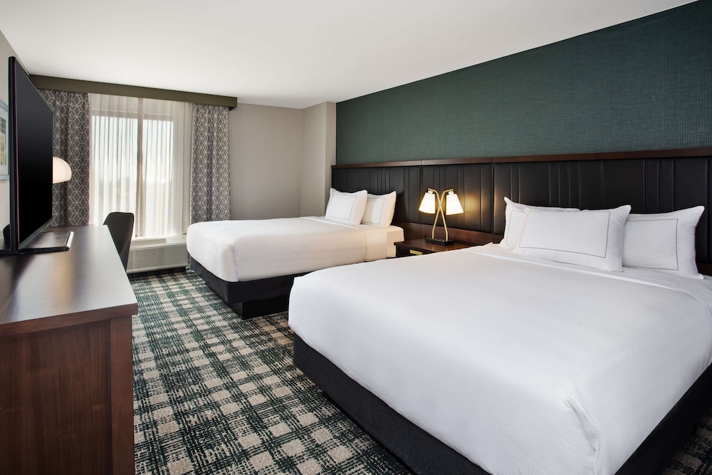 Room, 2 Queen Beds, Accessible, Bathtub photo 1