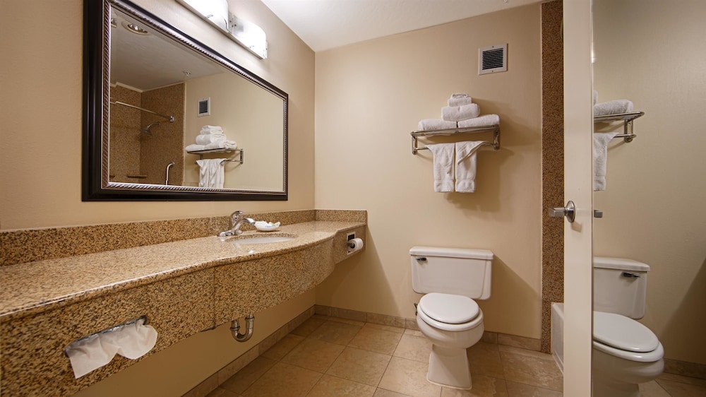 Standard Room, 2 Queen Beds, Non Smoking, Refrigerator & Microwave - Photo 2