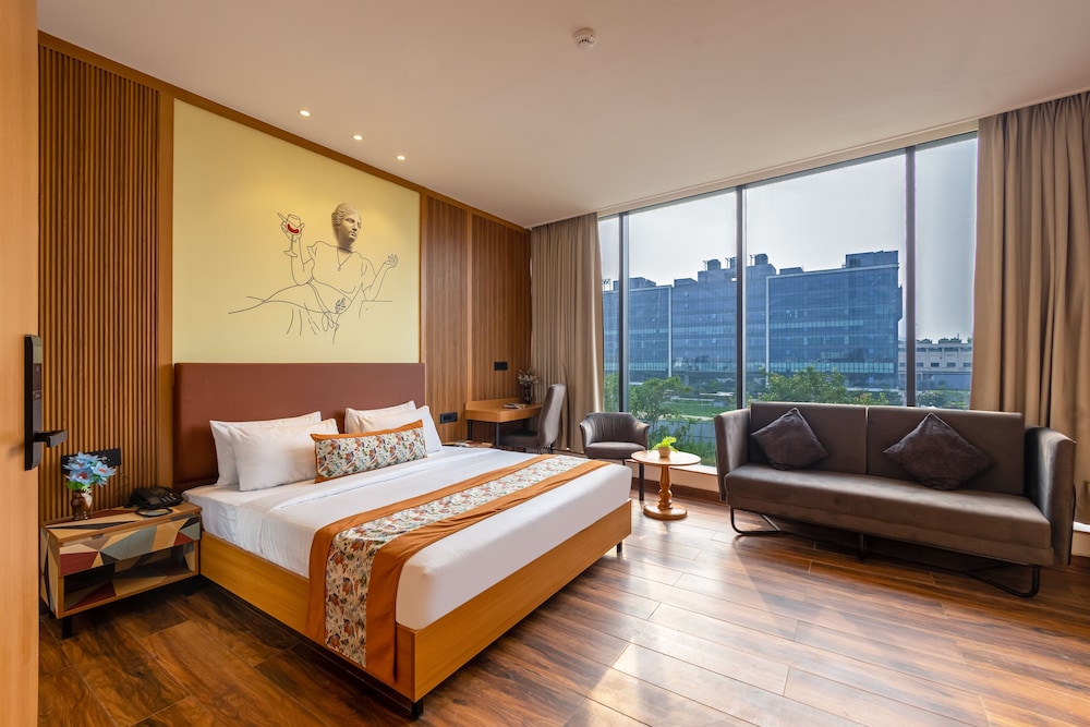 Suite Room with City View and Pool Access