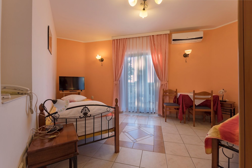 Suite, 2 Bedrooms, Balcony photo 2