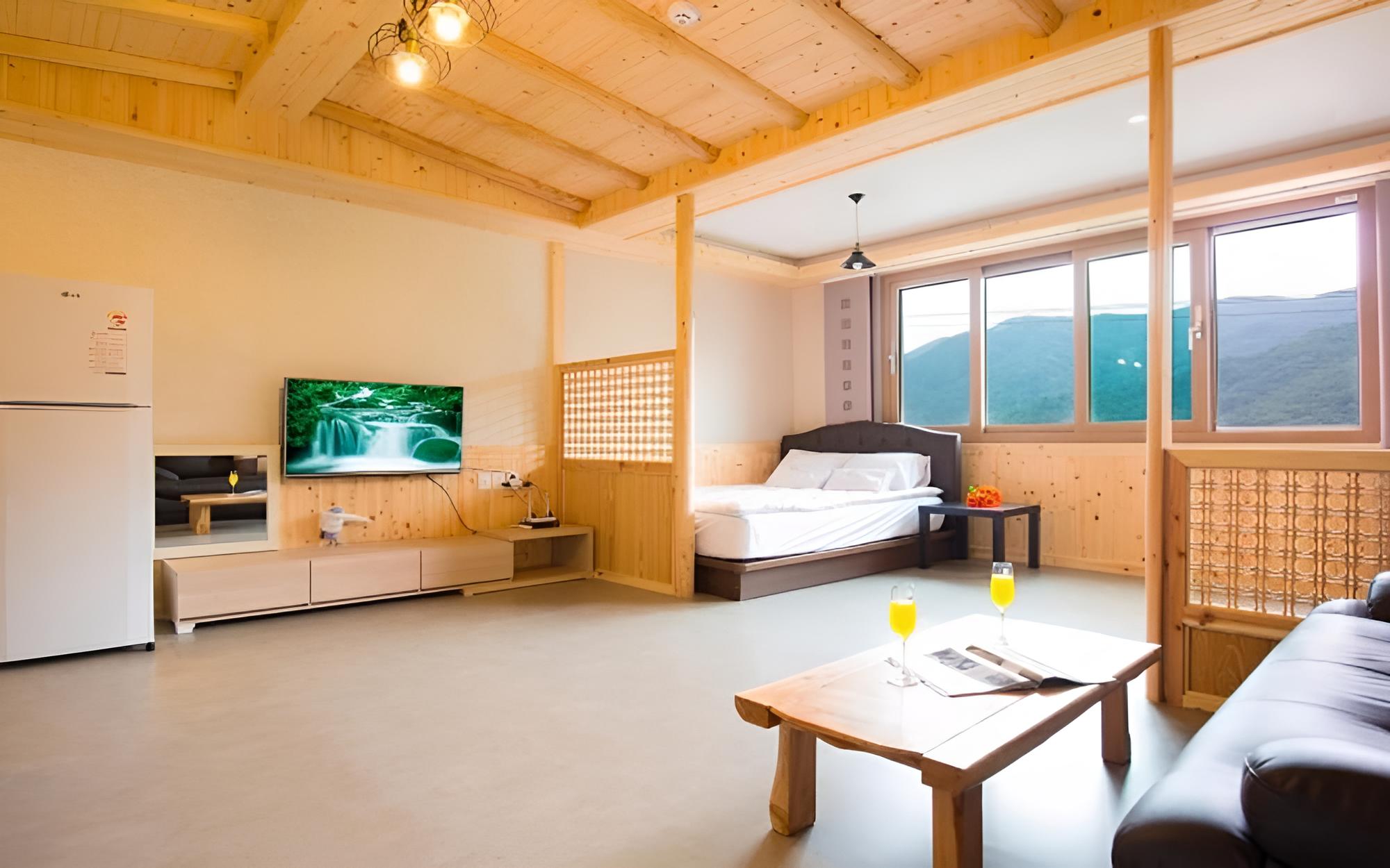 Room (Room 103)