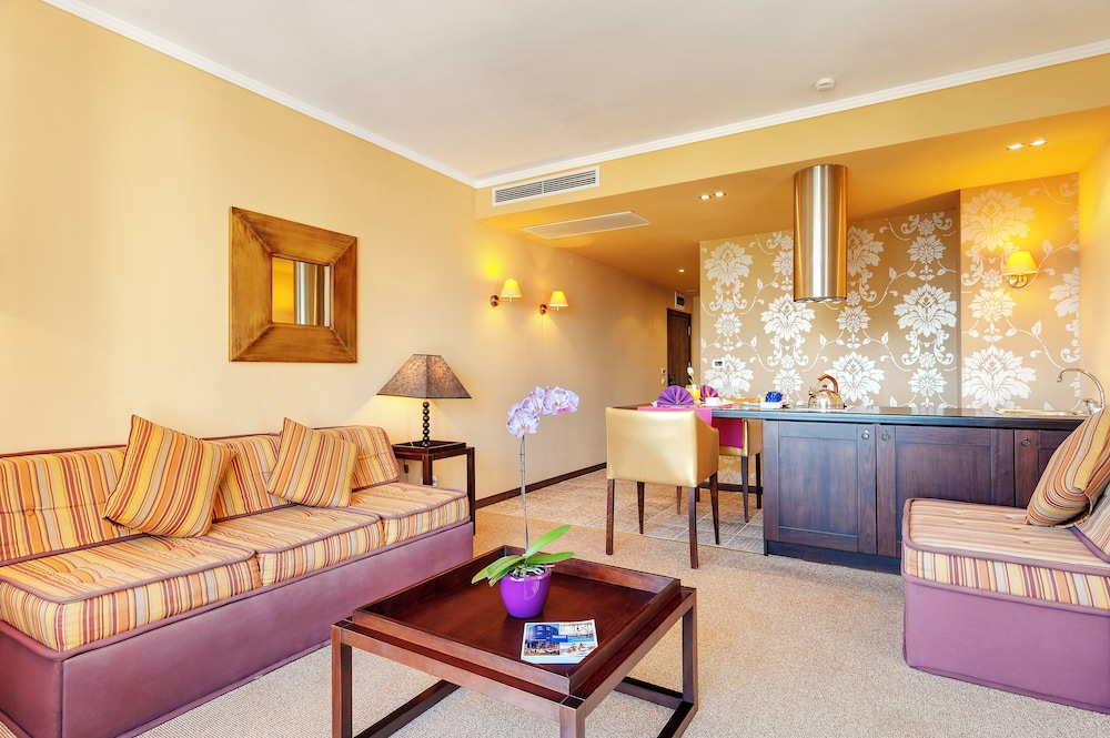 Apartment (2 Adults + 2 Children)