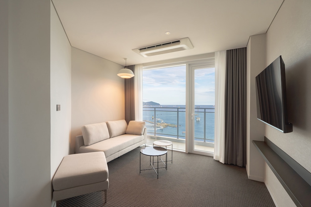 Family Two Room Ocean - Photo 13