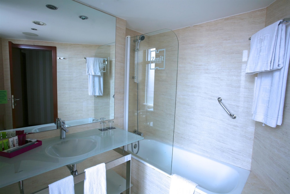 Standard Triple Room photo 2