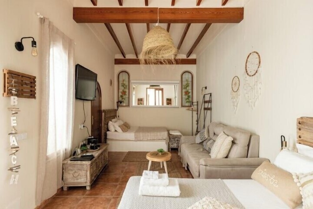 Deluxe Suite, 2 Double Beds, Air conditioning, Courtyard View photo 3